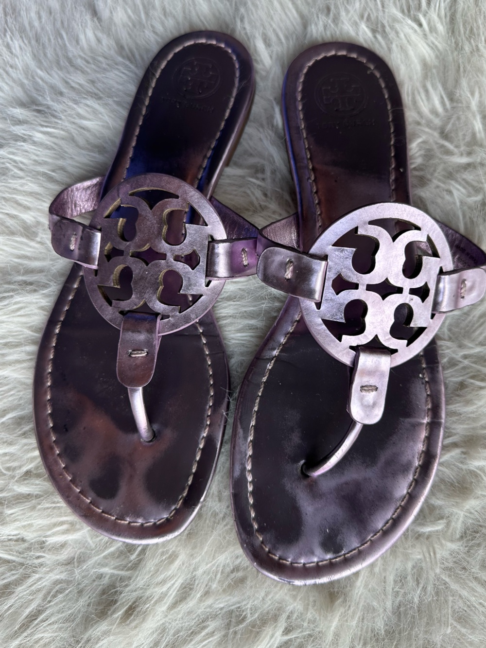 Tory Burch Iridescent Purple Miller Logo Thong Sandals eggplant patent leather - Picture 3 of 13